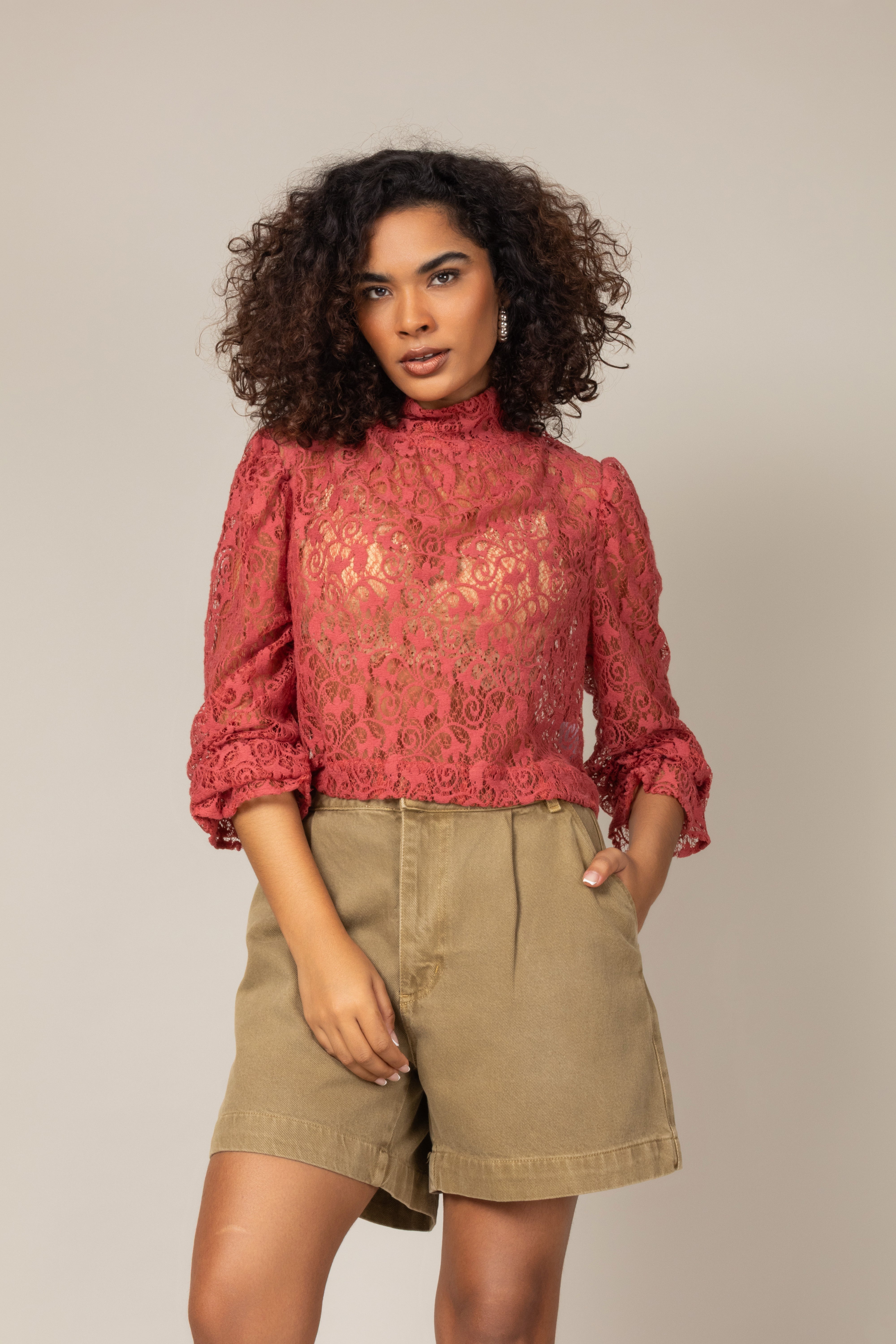 Blusa em Renda com Mangas Bufante